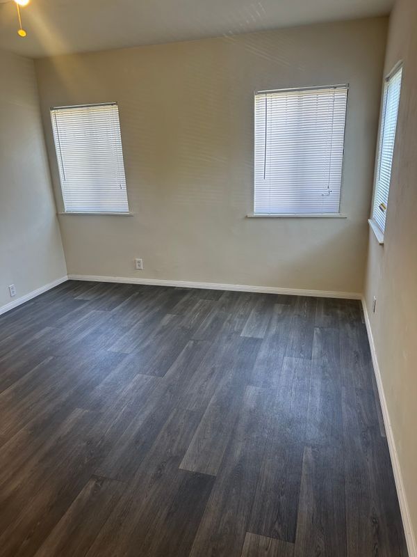 Building Photo - 932 W 71st St