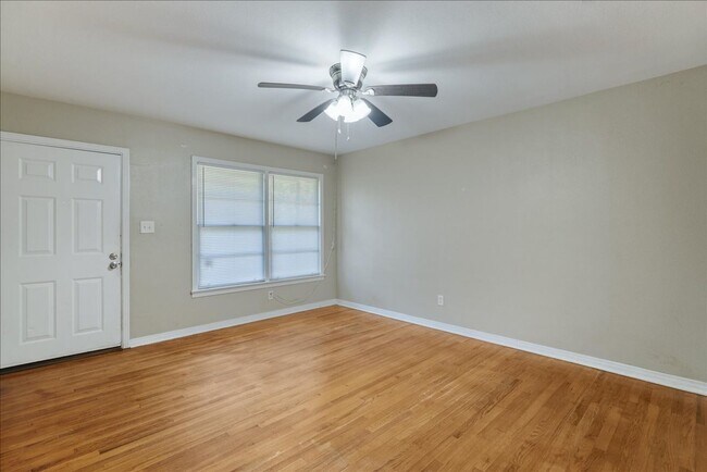 Building Photo - 1908 Crabapple Dr