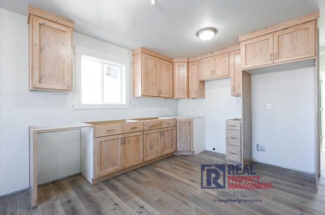 Building Photo - 5405 Park Lawn Dr