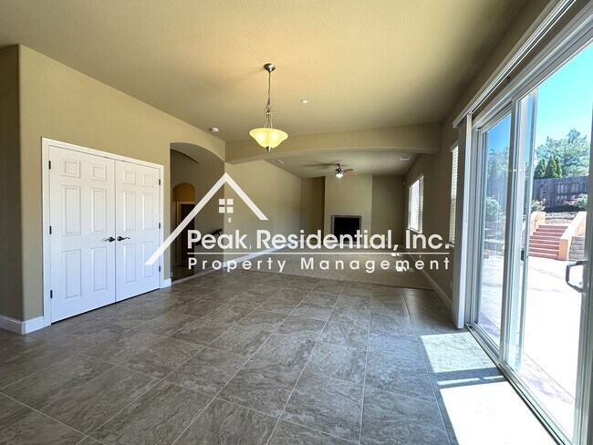 Foto del edificio - Wonderful Elliott Home, 5-bedrooms and clo...