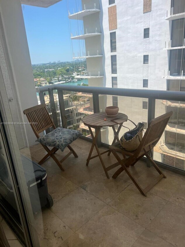 Foto principal - 6039 Collins Ave