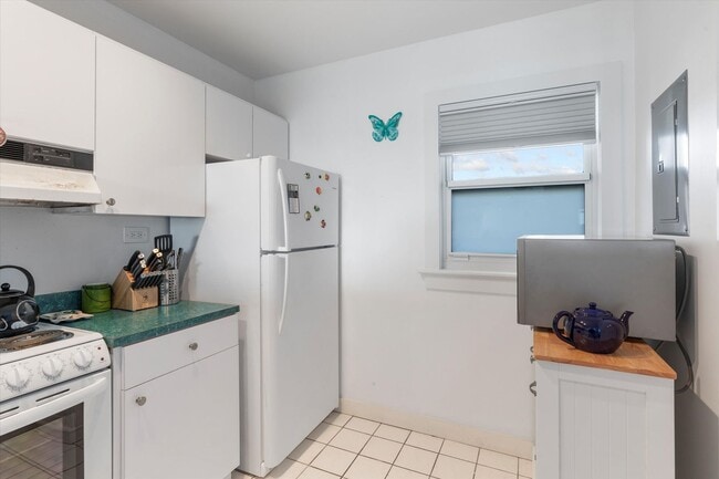 Foto del edificio - Wake Up to Ocean Views – Fully Furnished 2BR/1BA Condo Available for 1-Year Lease!