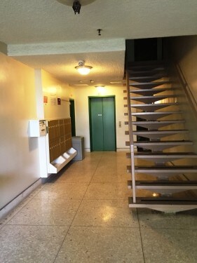 Foto del edificio - 319 S Clark Dr