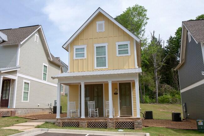 Foto del edificio - Traditions Townhomes | Student Housing