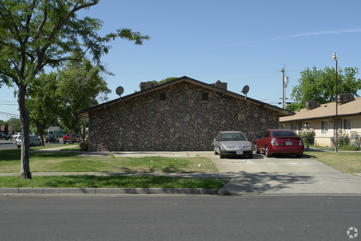 Building Photo - 1100-1110 W 12th St