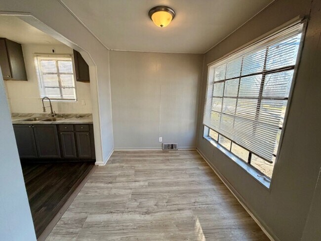 Foto del edificio - For Lease: Totally Updated 3 Bedroom 1 Bath Welcome Section 8 Call 313-429-3244 KPM Detroit