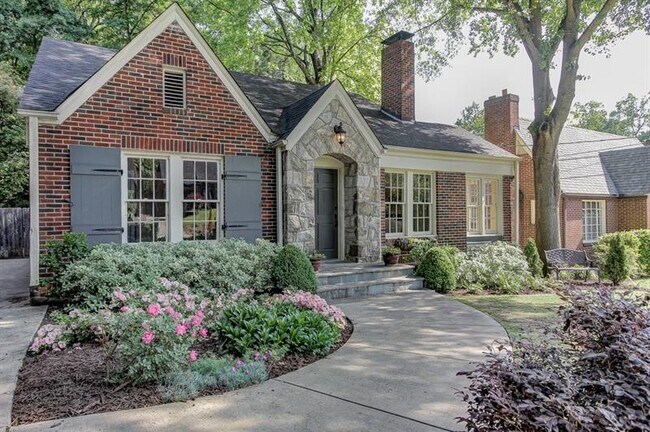 Building Photo - 1074 Rosewood Dr NE