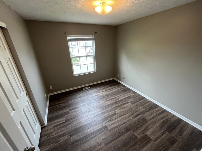 Building Photo - Bright & Spacious 3 Bedroom Bellevue Home!!