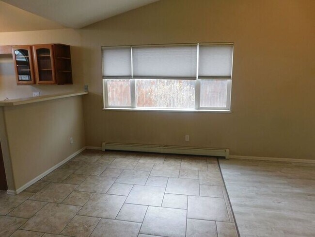 Foto del edificio - 3 bedroom home with fenced yard and garage...