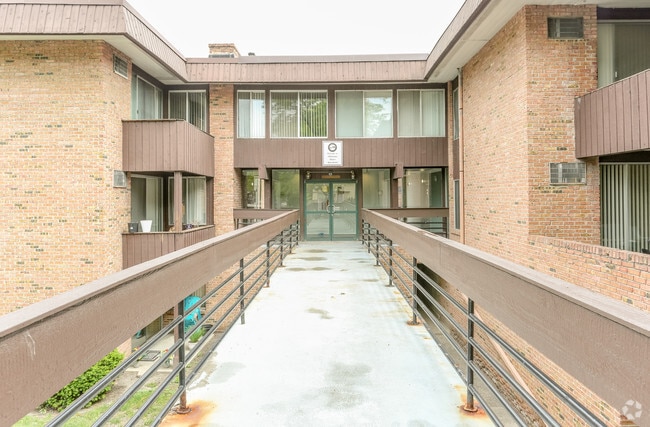 Building Photo - Oklahoma Manor 58th