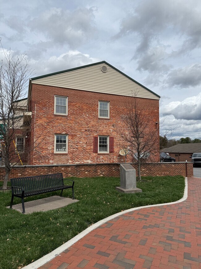 Foto del edificio - Newly Renovated 2BR in Downtown Myersville!