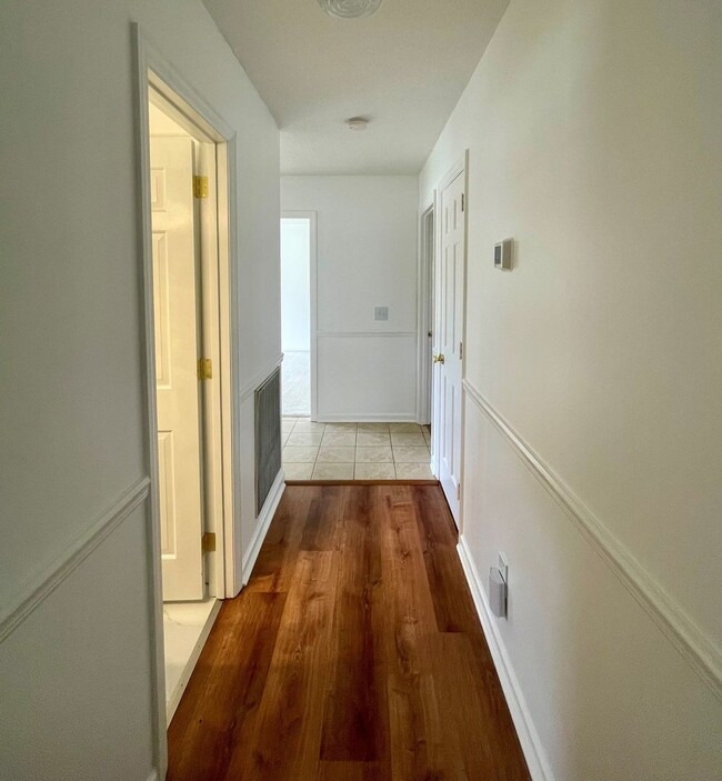 Building Photo - 3 Bedroom Single Family Home in off Masonb...