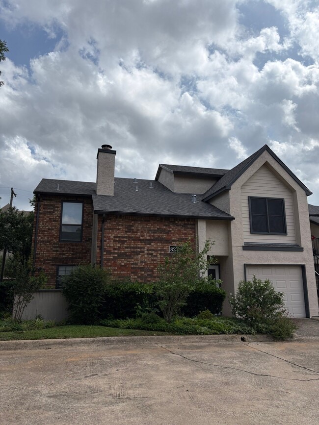 Building Photo - 827 W Harwood Rd