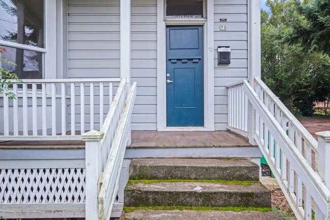 Photo - 70 NE Tillamook St House