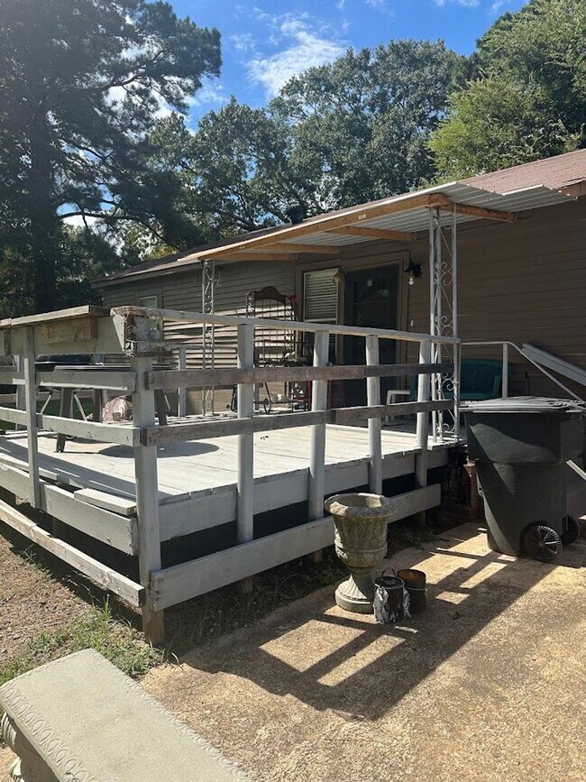 Foto del edificio - Refurbished - 3 bdrm 1.5 bath