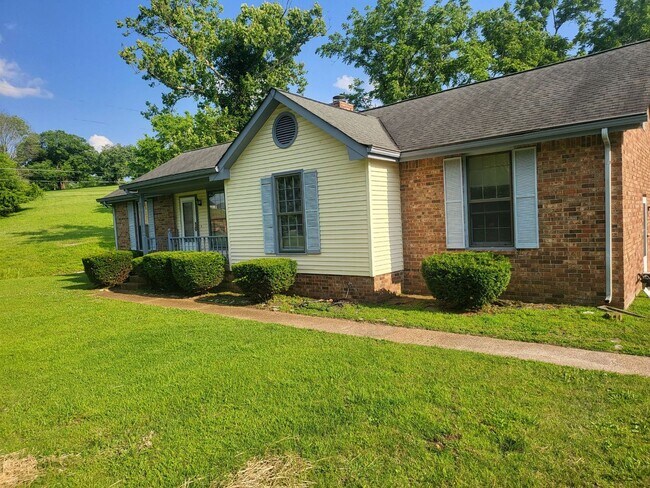 Building Photo - Nice Mt. Juliet Ranch 4 bedroom 2 bath on ...