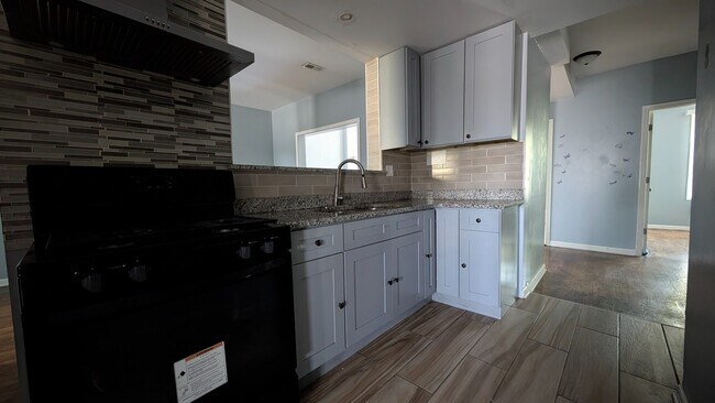 Foto del edificio - Spacious 3BR Apartment in Oak Park – 1,326...
