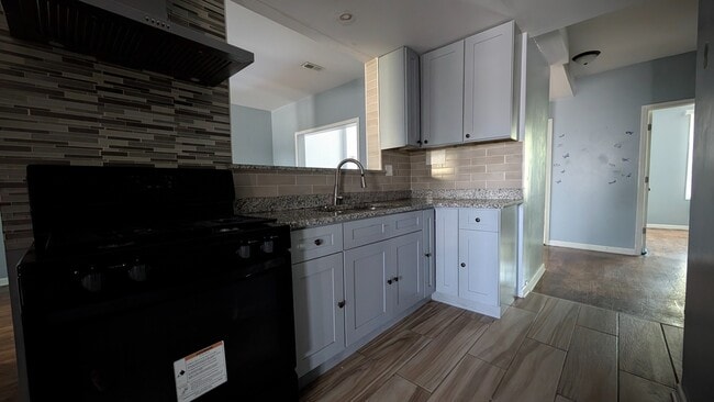Building Photo - Spacious 3BR Apartment in Oak Park – 1,326...
