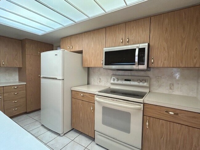 Building Photo - Spacious 3/2/2 in a quiet neighborhood ava...