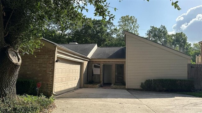 Building Photo - 2026 Fernspray Ln