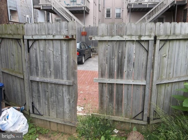 Building Photo - 623 Morris Pl NE