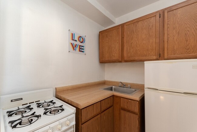 Building Photo - 653 W Belmont Ave