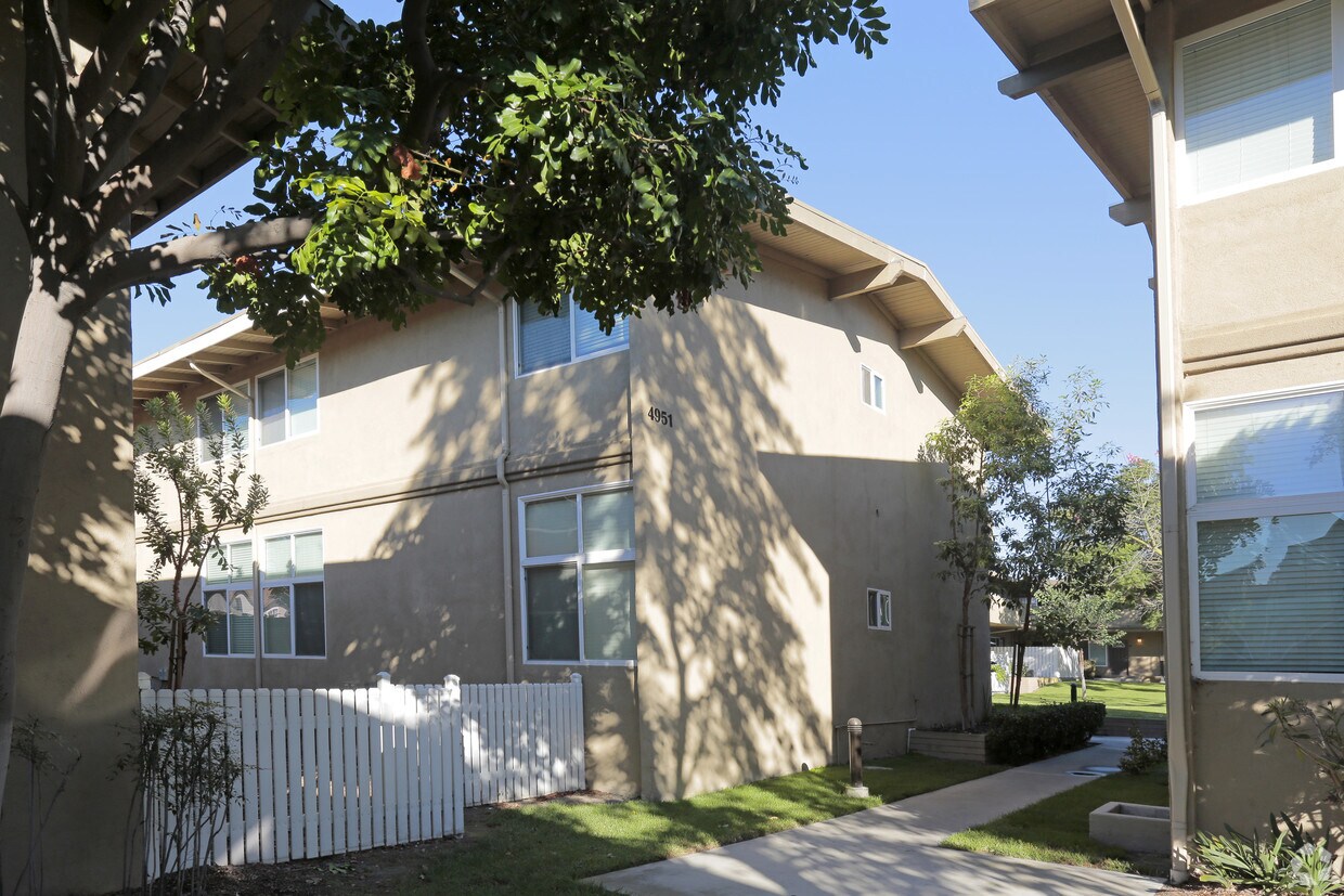 Park Del Amo - Apartments in Lakewood, CA | Westside Rentals Park Del Amo - Apartments in Lakewood, CA | Westside Rentals