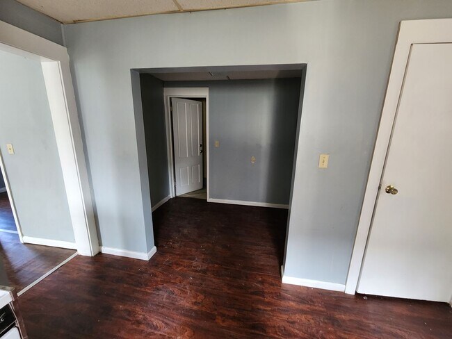 Foto del edificio - Three Bedroom Second Floor Apartment Avail...