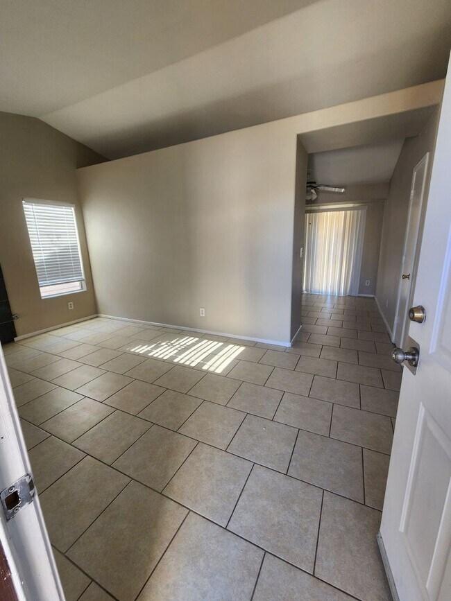 Building Photo - A Stunning 3 Bedroom, 2 Bathroom Single St...