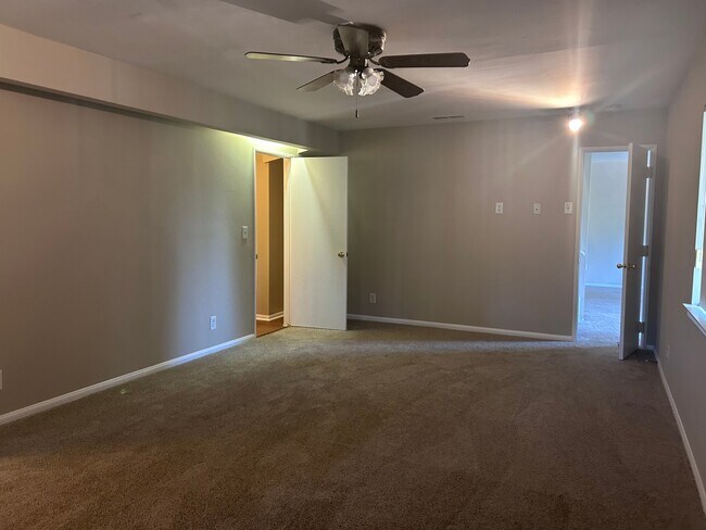 Building Photo - 398 Dunant Dr
