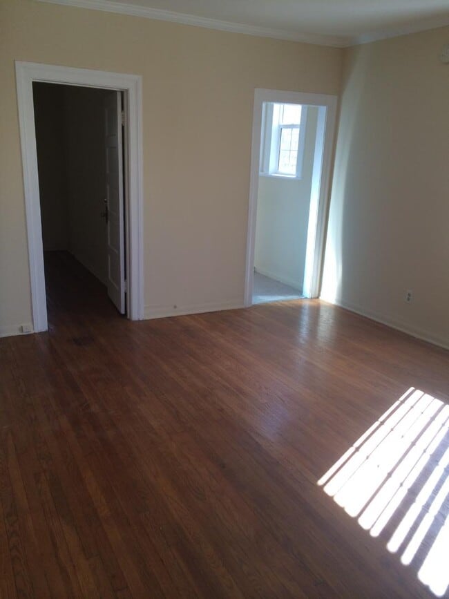 Building Photo - 1034 Hyperion Ave