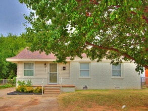 Building Photo - 411 E Showalter Dr