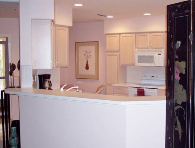 Building Photo - Beautiful Lake View Condo for Rent