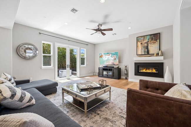 Building Photo - Beautiful Fully Furnished 4 BR Home in Eastside Costa Mesa