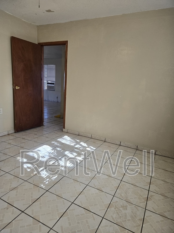 Building Photo - 1017 N Main Ave