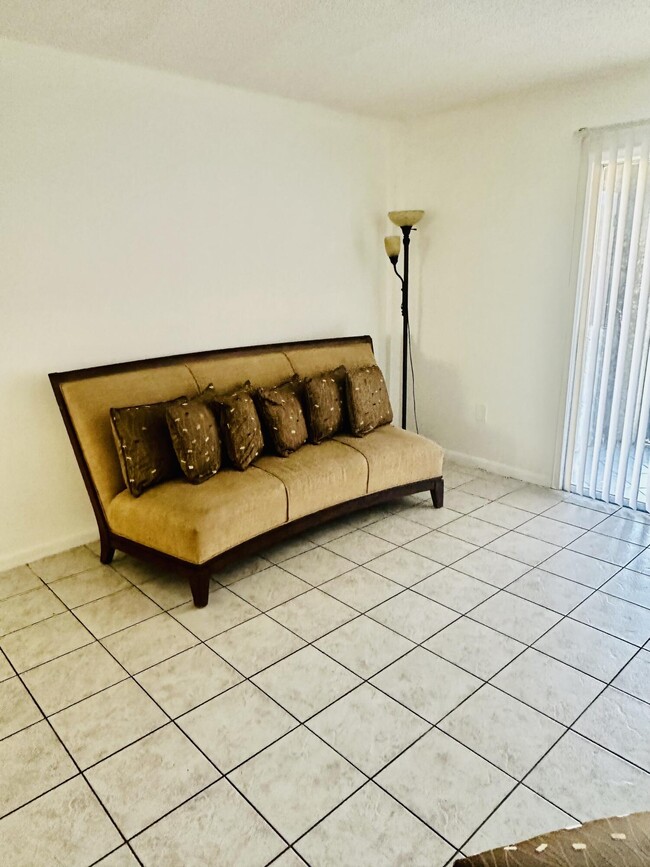 Foto del edificio - 6054 Forest Hill Blvd