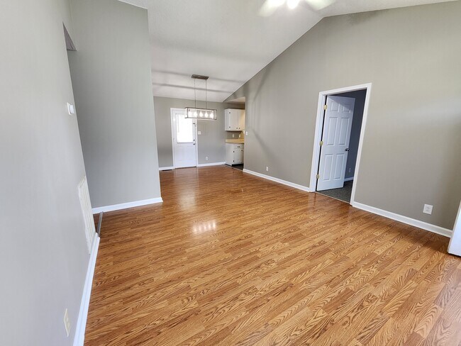 Building Photo - 157 Oak Tree Dr