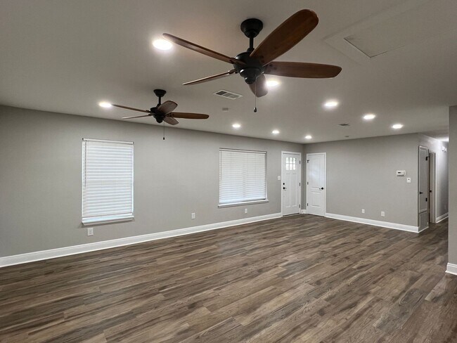 Building Photo - Charming 3 Bedroom