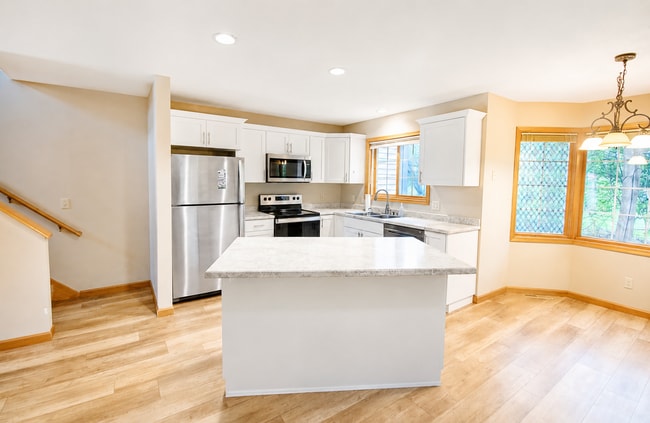 Building Photo - Bright Townhome with Fireplace & Nature Views