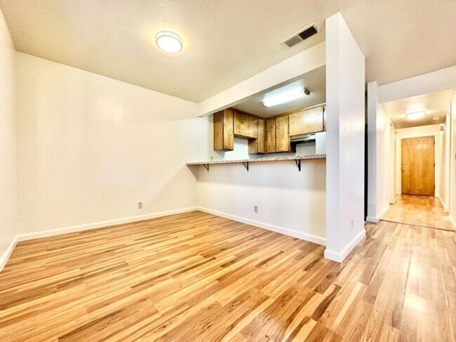 Foto del edificio - 313 W 1st Ave