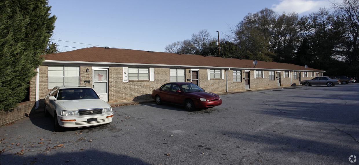 Primary Photo - Oakcrest Apartments