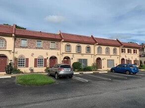 Building Photo - 3060 Riverside Dr