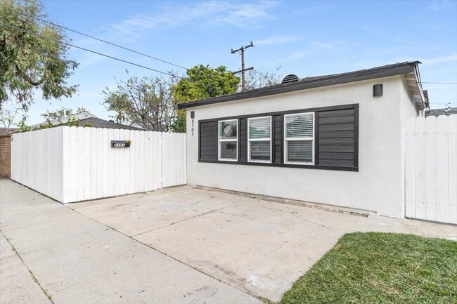 Building Photo - 2101 E 63rd St