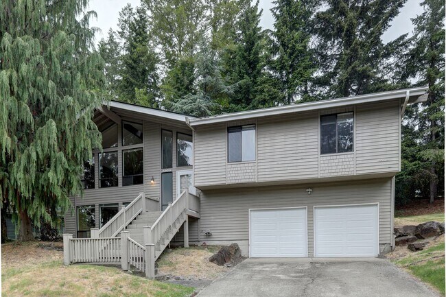 Foto del edificio - Great 4BR 2.5BA Split Entry Home in Quiet Forest Park Neighborhood