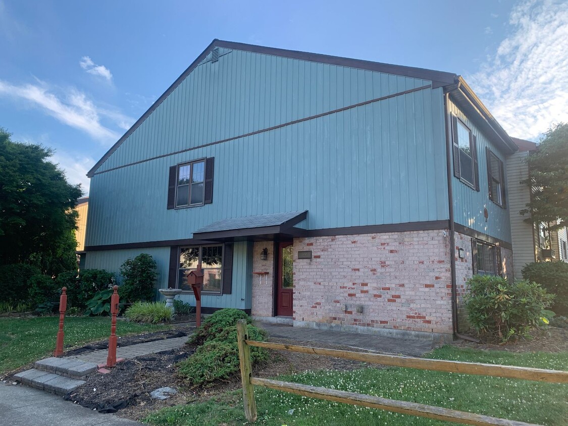 Primary Photo - PARKLAND SCHOOLS- FOUR BEDROOM TOWNHOME