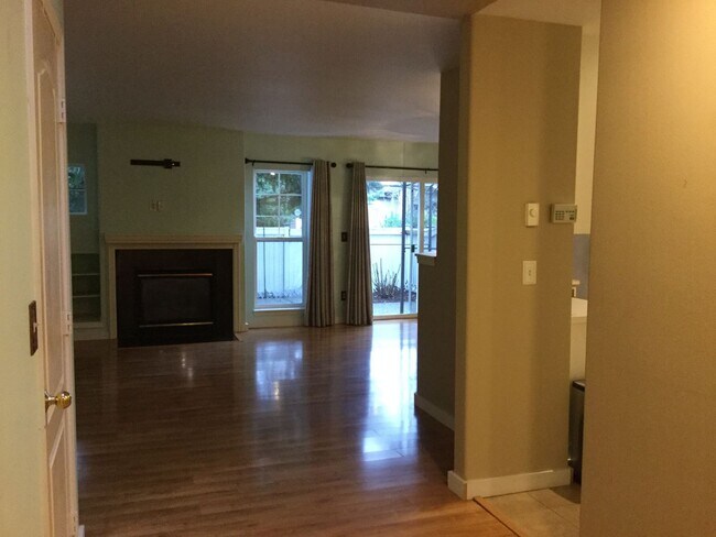 Foto del edificio - Stylish 2-Bedroom, 2.5-Bath Townhome with Garage & Private Patio