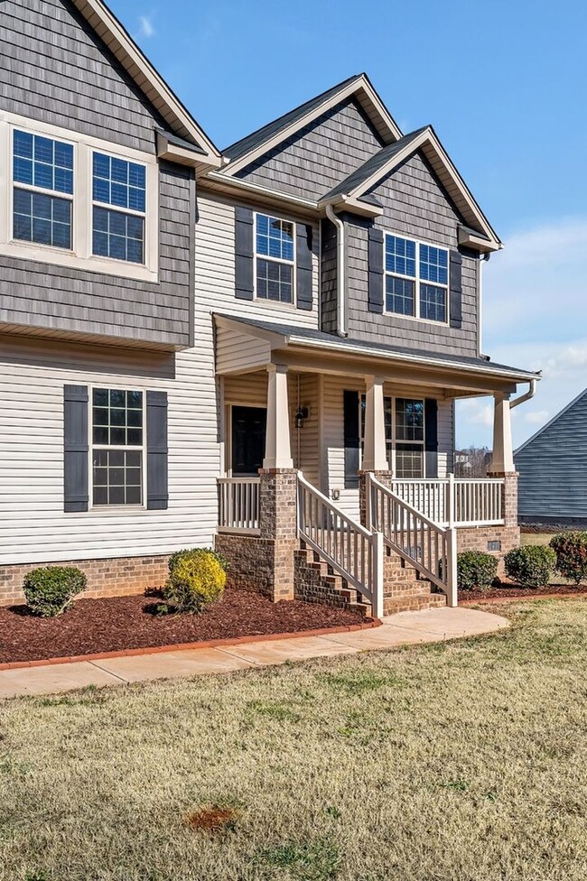 Foto del edificio - Spacious 4BR House in Graham NC