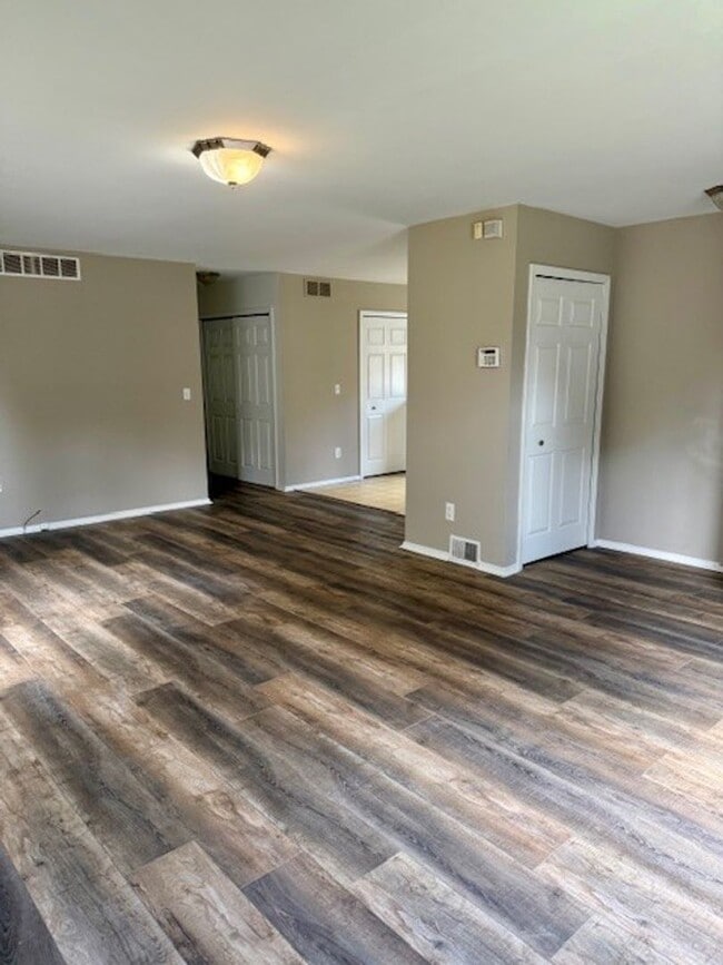 Building Photo - NEW RENTAL! Available Now