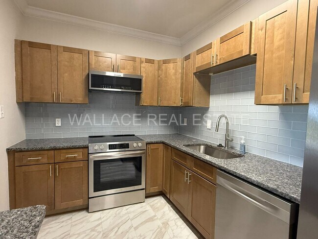 Foto del edificio - BEAUTIFUL, UPDATED 2 BEDROOM CONDO IN CHER...