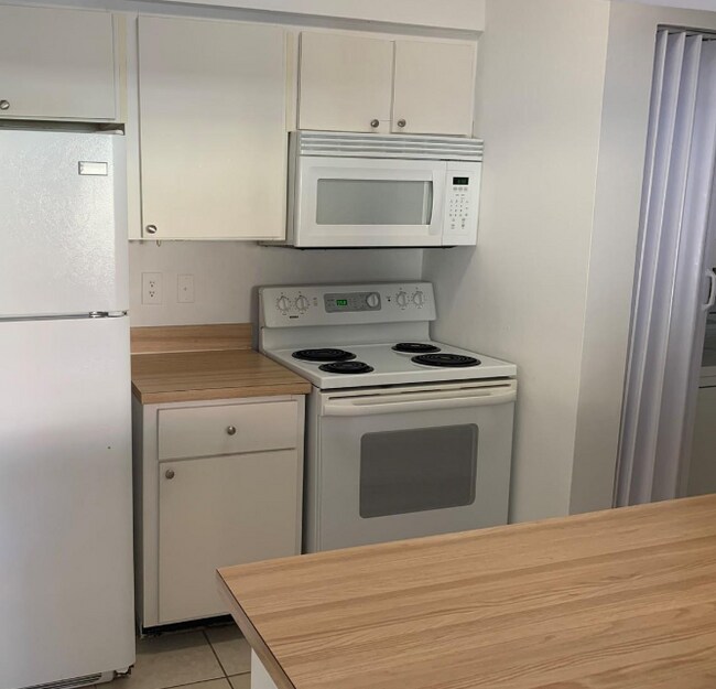 Foto del edificio - 18322 NW 68th Ave